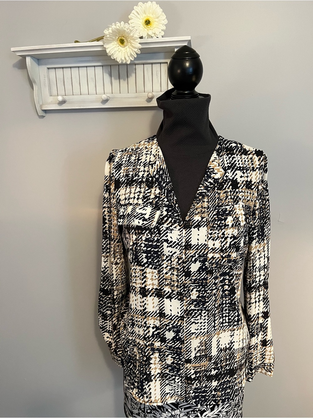 Jones New York Navy, Black & Beige Abstract Print Blouse EUC
